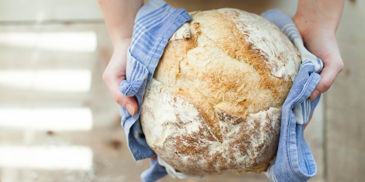 Frisches Brot in Händen gehalten