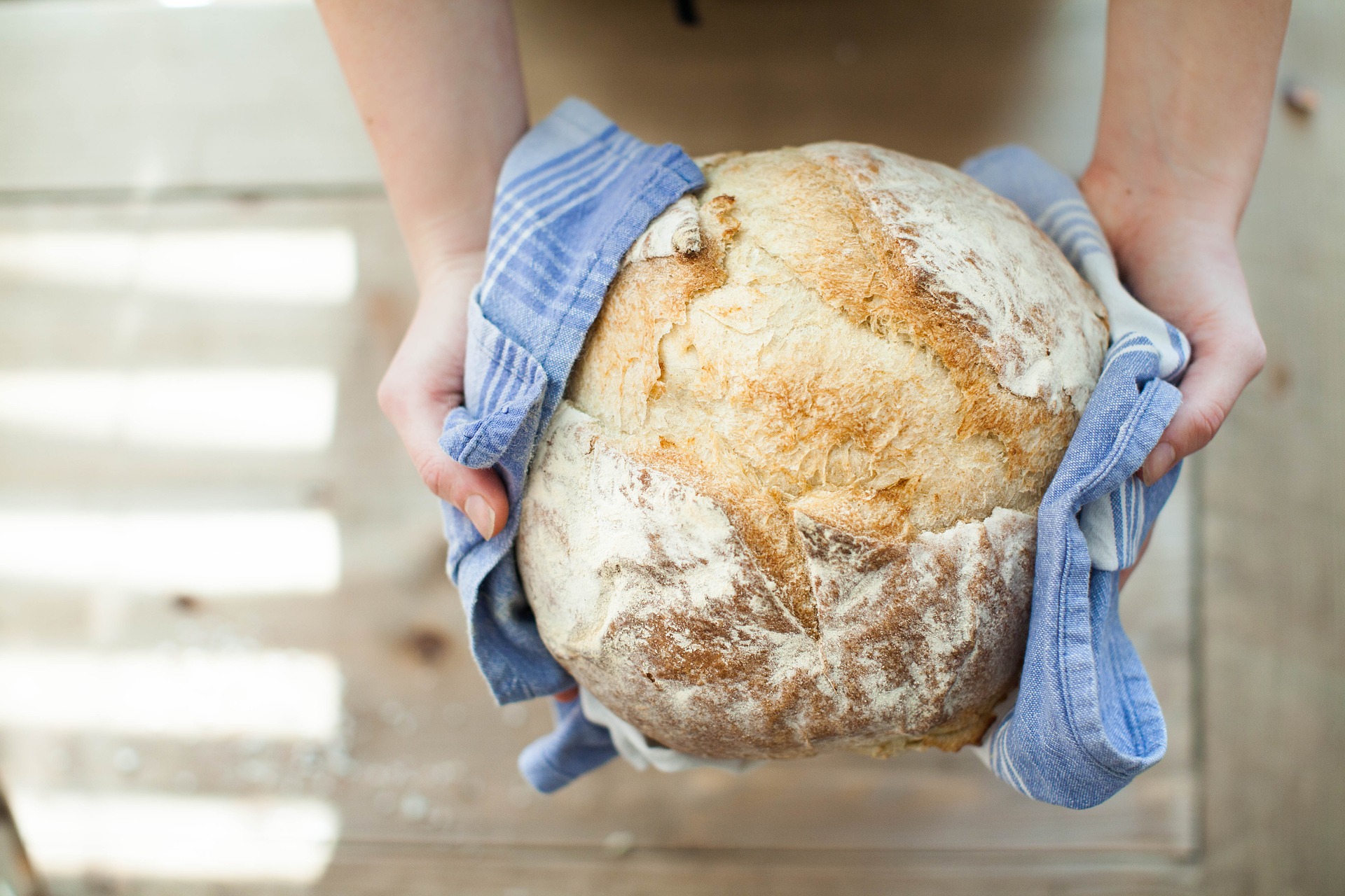 Frisches Brot in Händen gehalten